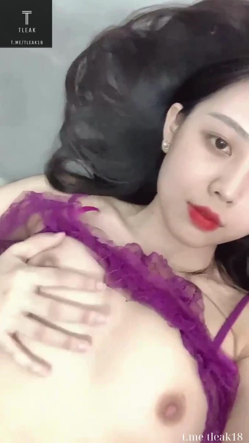 Uyên Thảo Xinh Dâm Show Hàng Khoe Vú Khe Cô Bé Đẹp