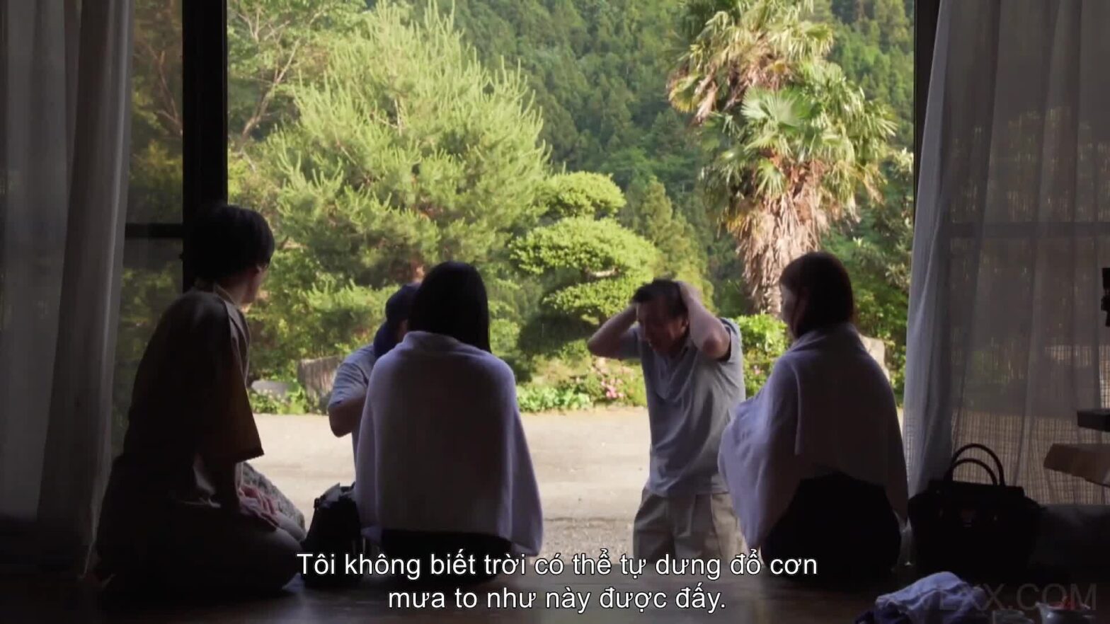 Trú mưa, 3 em văn phòng bị chủ nhà hiếp dâm tập thể