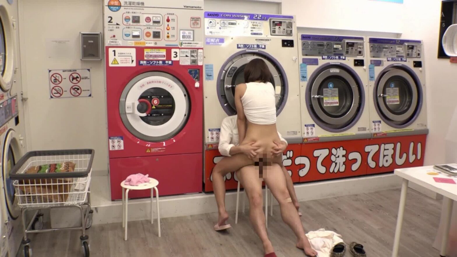 Biến thái tiệm giặt ủi “làm” cô gái trẻ khiêu gợi