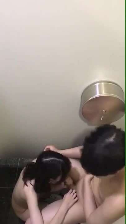 Quay lén nvs công cộng thì thấy thanh niên dùng lưỡi lau sạch Lỗ lồn cho con ghệ mới đi tè xong
