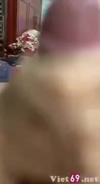 Cận cảnh em hành hạ con Cây hàng nhỏ