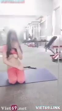 Bé na khoe dương vật trong phòng tập gym