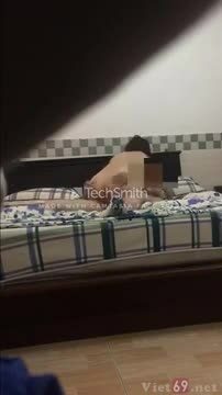 Thưởng thức em trên giường