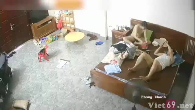 Hack camera phòng khách em nhân viên văn phòng