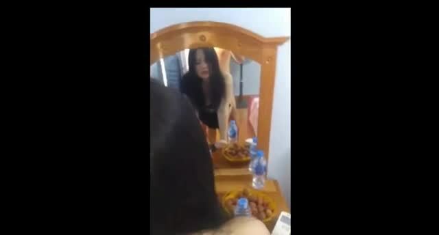 Doggy bồ thái bình trước gương