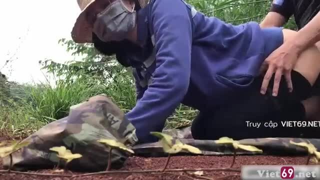 Người vợ dâm tuổi 24 – doggy em trên rẫy