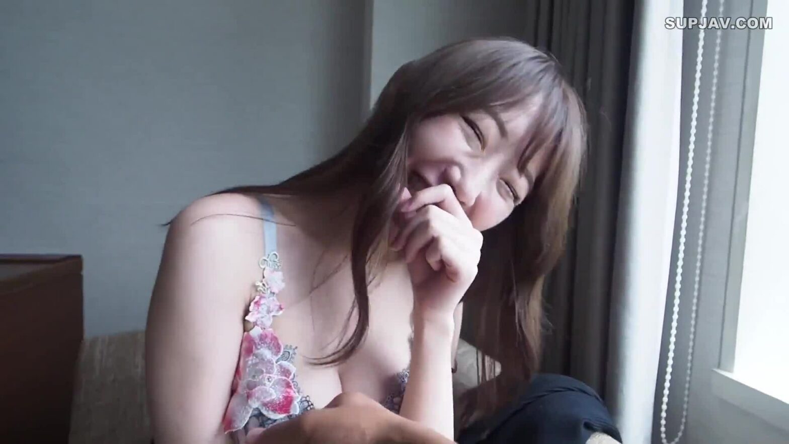 Địt em gái ngành lồn hồng đang đông tiên