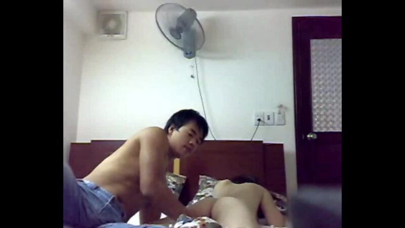 Chưa kịp thay đồ đã bị anh đè ra bú