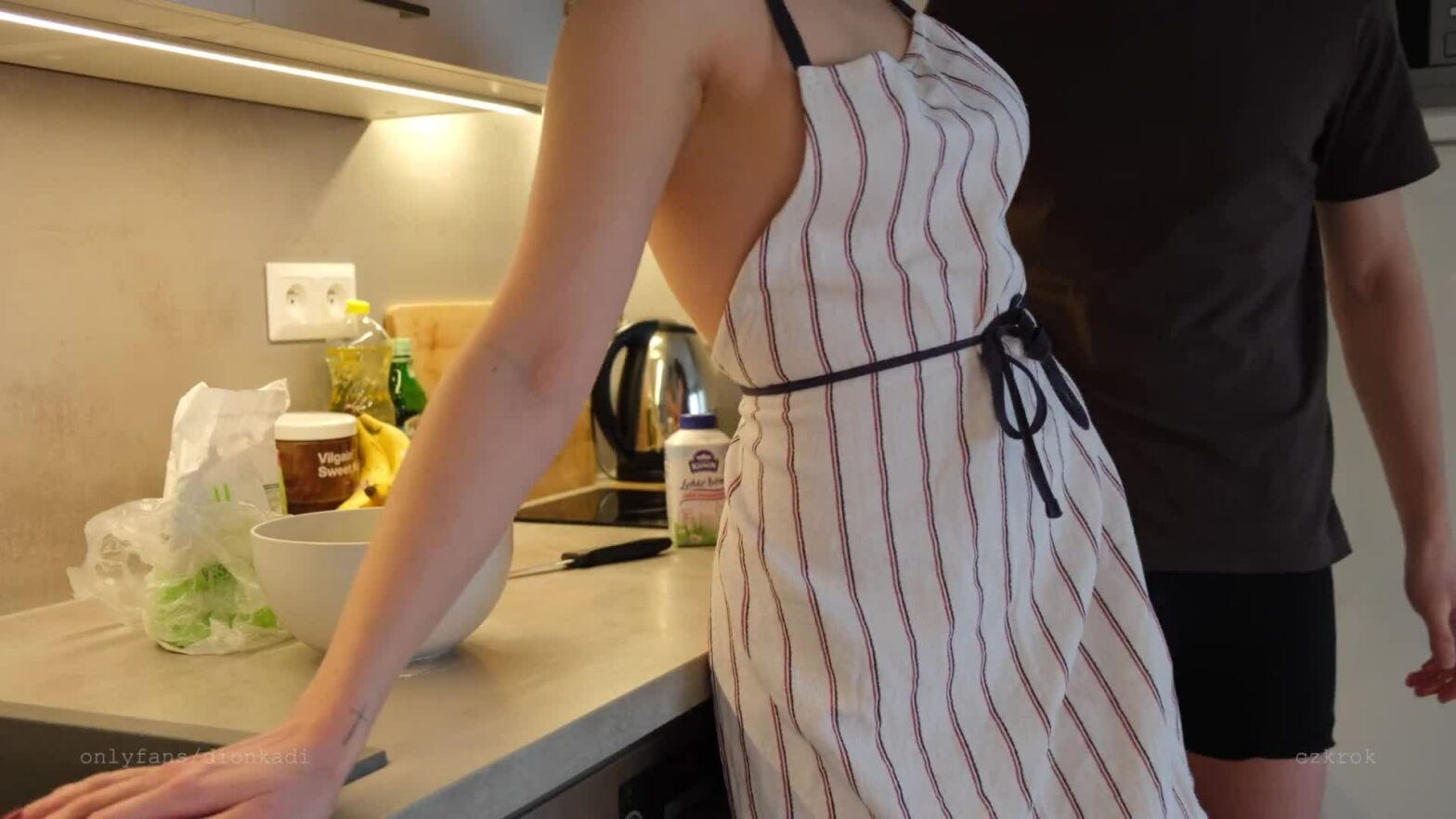 Nấu ăn mặc sexy vậy bồ phải phang thôi