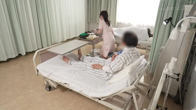 Nữ nhân viên bệnh viện vừa chăm bệnh vừa bị đụ đến bắn nước tung tóe