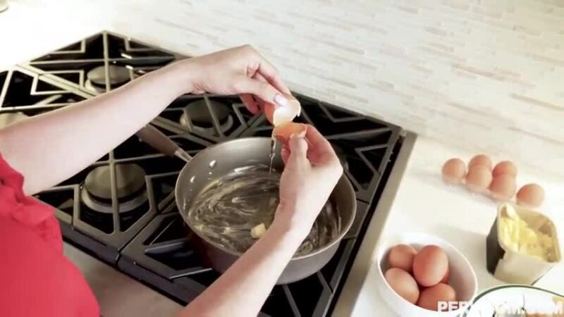Lợi dụng lòng tốt mẹ kế
