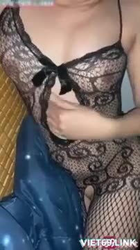 Em mặc đồ dâm vào cho anh thêm nứng