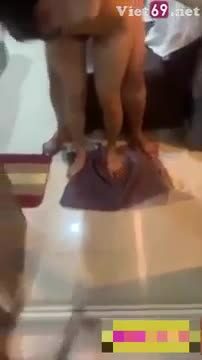 Chú cháu tư thế đứng trước gương