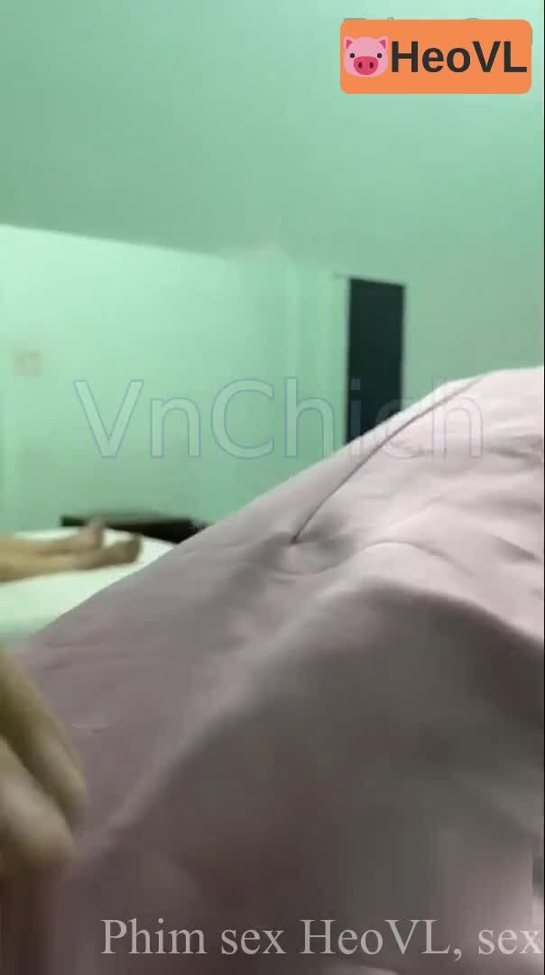 Em nhân viên khách sạn kiêm làm gái kiếm thêm