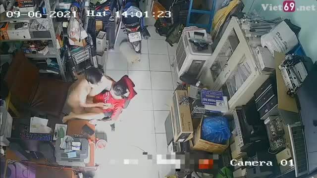 Vợ yêu ông chồng xoạc nhau trong của cò máy tính