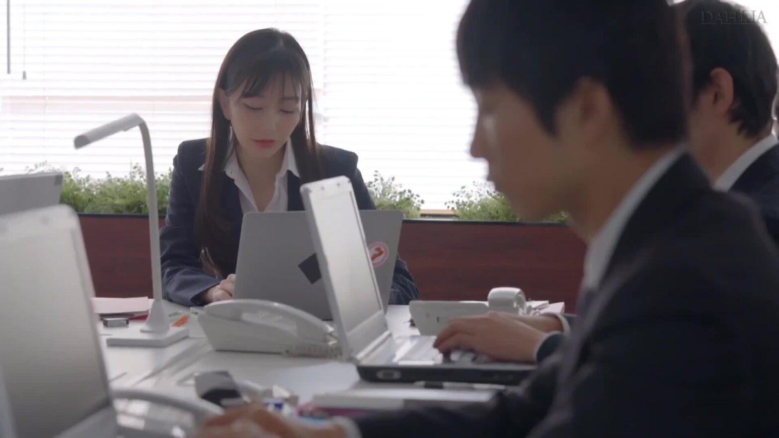 Ngoại tình với cấp dưới ngay bên cạnh chồng