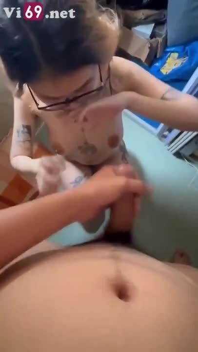 Bắn đầy miệng gái kính cận xăm trổ vú múp