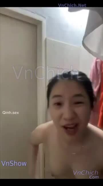 Gái vú bự vừa gọi video tình nhân vừa tắm dâm