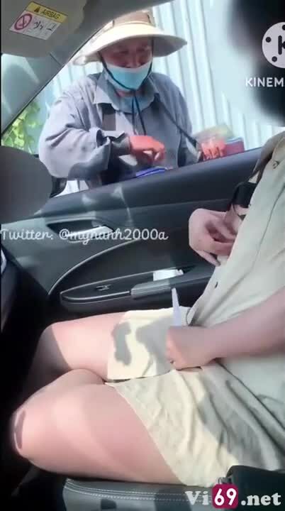 Gái dâm Myhanh2k để ông vé số móc lồn sờ vú trừ nợ