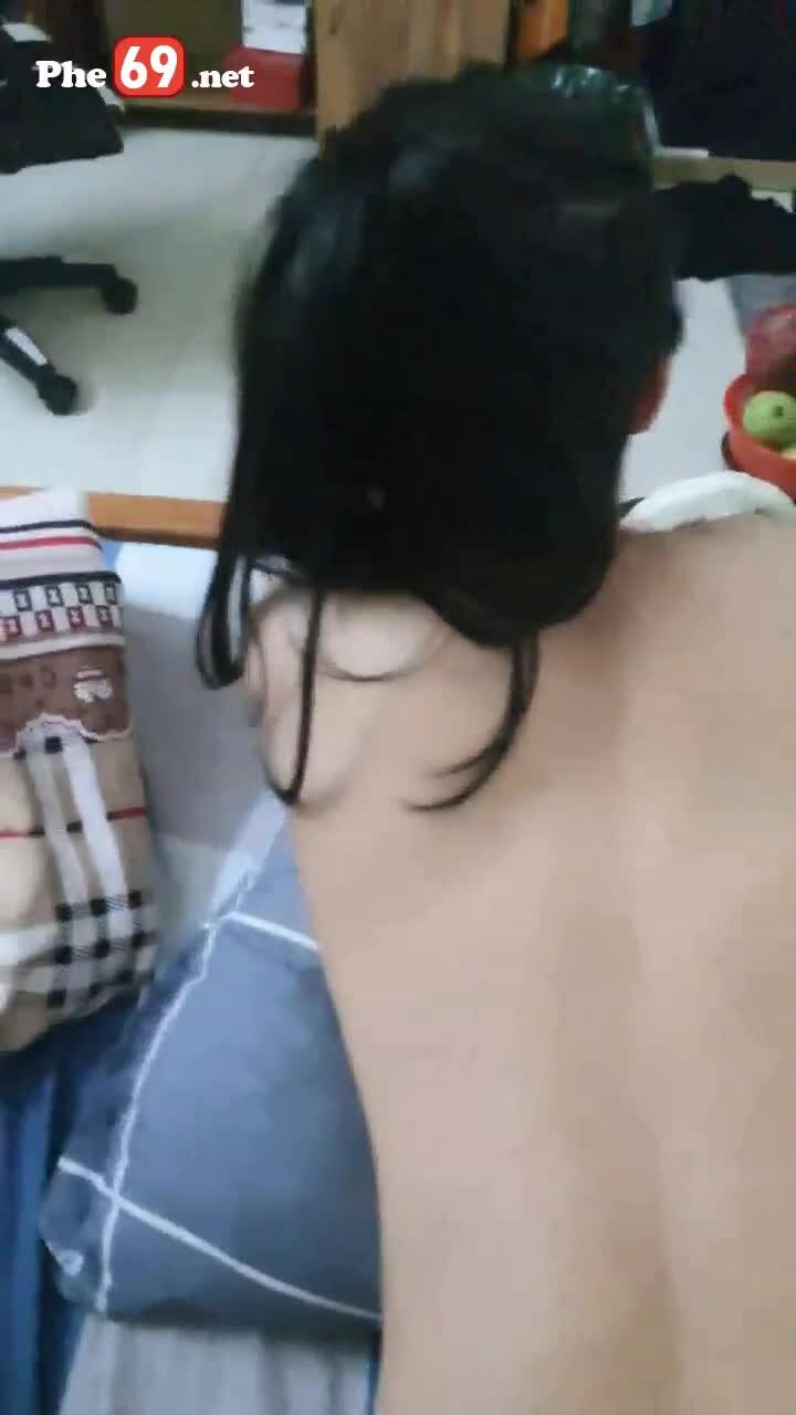 Chị hàng xóm dâm xem phim sex rồi cho trai hàng xóm đụ
